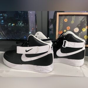 Nike mens Air Force 1 High '07 Size 9 Black & White